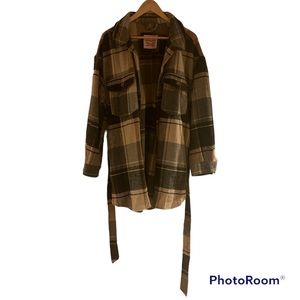 Levi’s Shacket - brown plaid. Never been worn. Tag came off while moving.
